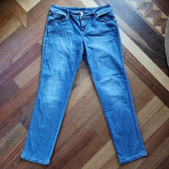 INC Medium Wash Boyfriend Curvy Fit Jeans Size 4 - Picture 1 of 16